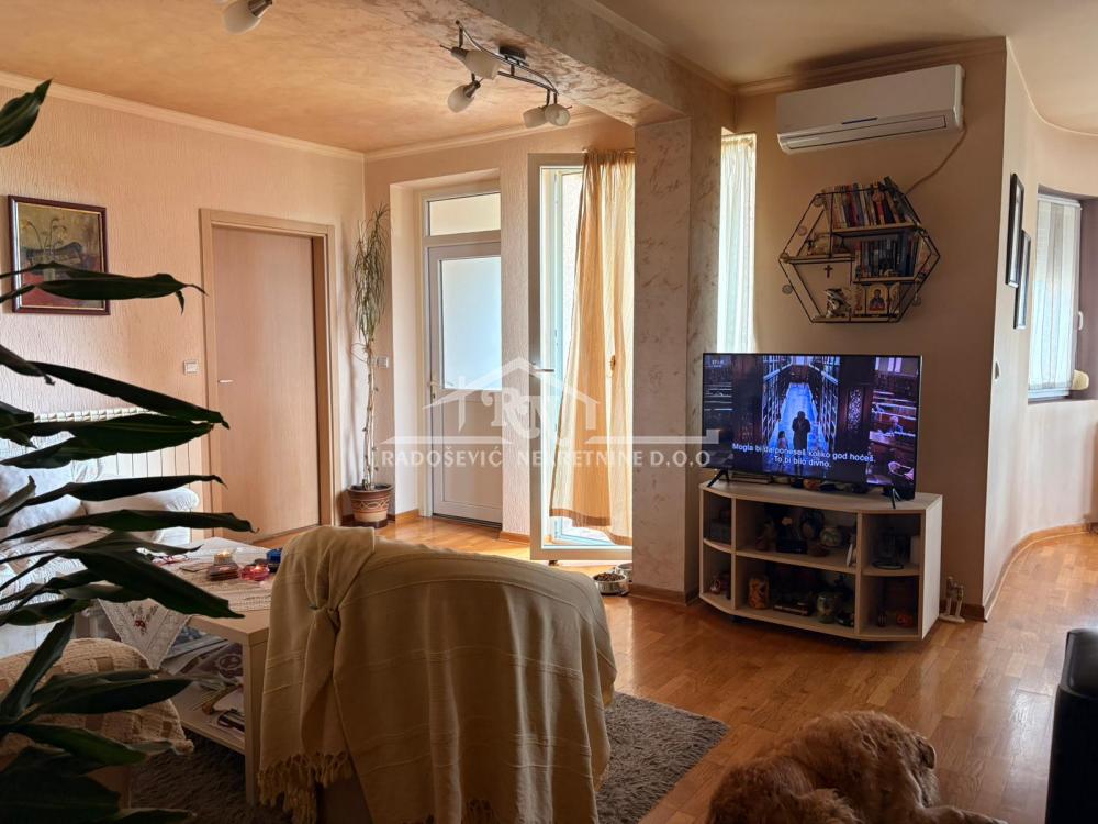 Stan na prodaju u Beogradu, Petlovo brdo, cetvorosoban, 89m2, cena 170000 evra