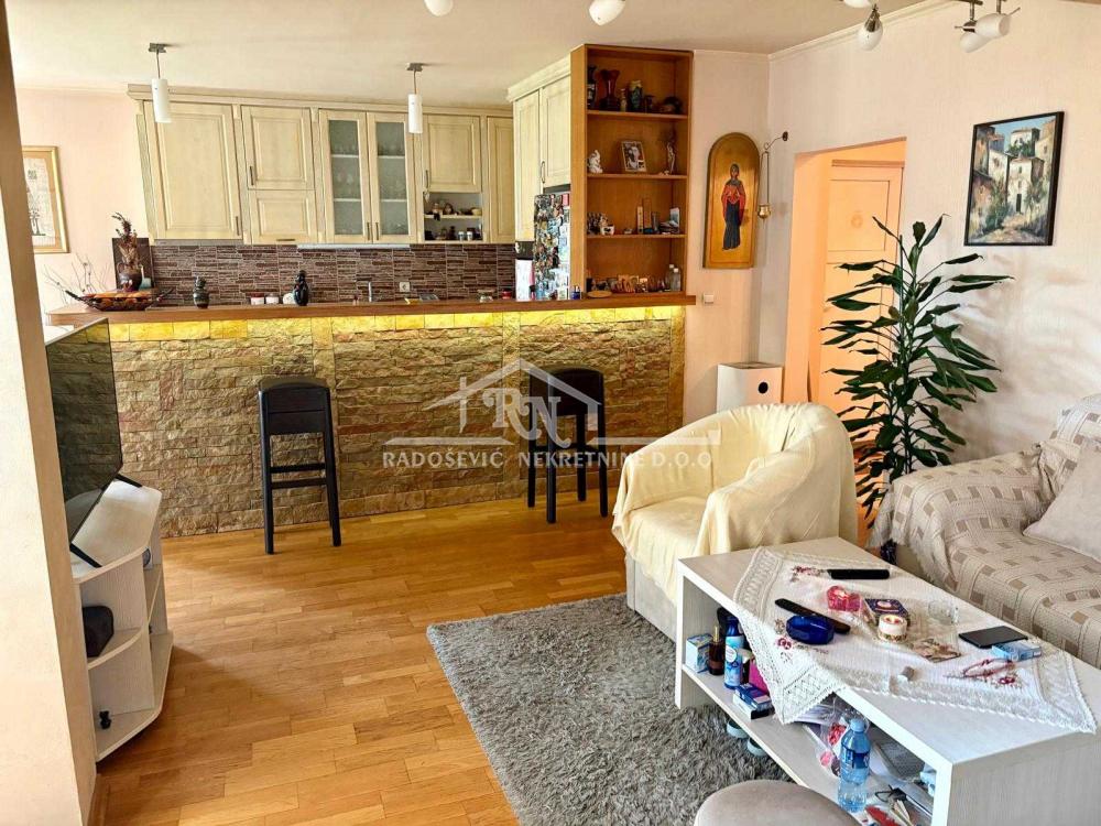 Stan na prodaju u Beogradu, Petlovo brdo, cetvorosoban, 89m2, cena 170000 evra