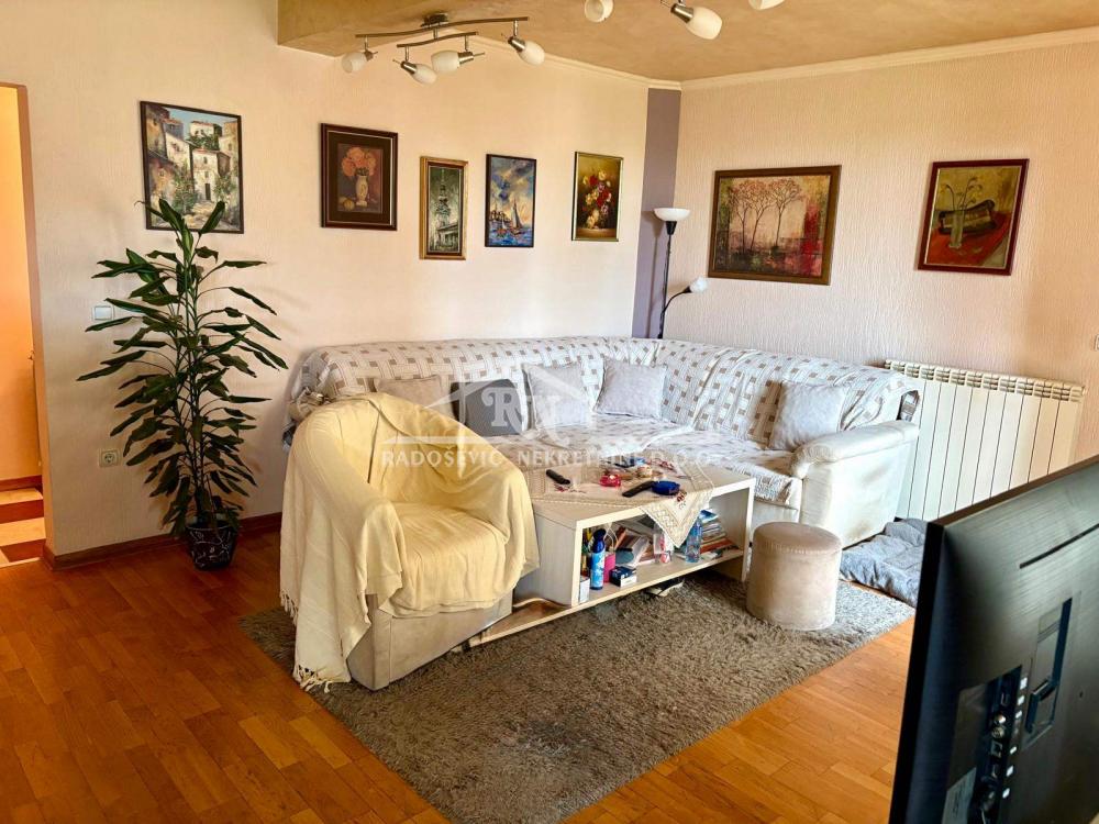 Stan na prodaju u Beogradu, Petlovo brdo, cetvorosoban, 89m2, cena 170000 evra