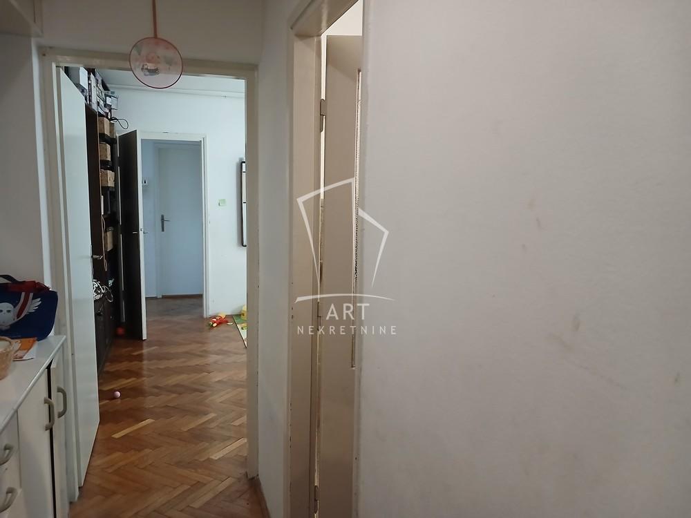 Stan na prodaju u Beogradu, Vračar, troiposoban, 77m2, cena 296000 evra