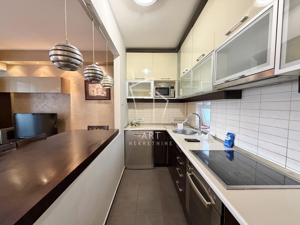 Stan na prodaju u Beogradu, Novi Beograd blok 63, trosoban, 72m2, cena 231000 evra