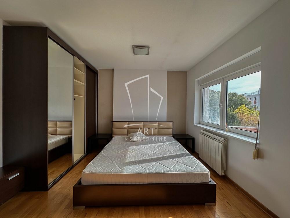 Stan na prodaju u Beogradu, Vukov spomenik, trosoban, 106m2, cena 370000 evra