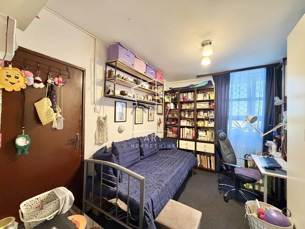Stan na prodaju u Beogradu, Novi Beograd blok 21 (10. gimnazija), dvoiposoban, 57m2, cena 187000 evra