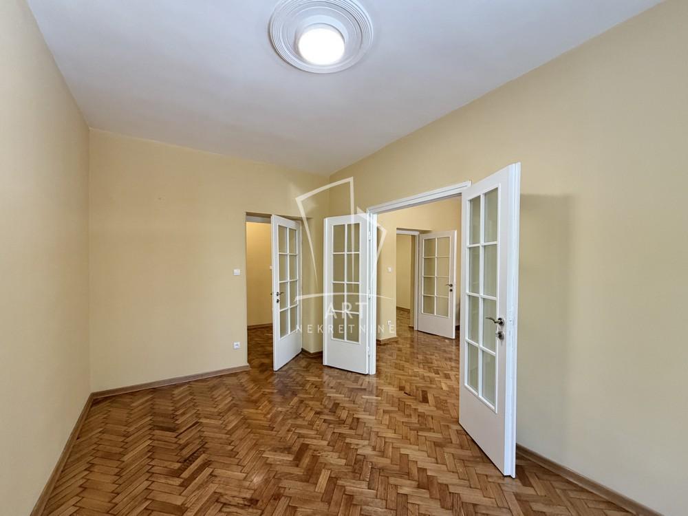Stan na prodaju u Beogradu, Stari grad, cetvorosoban, 65m2, cena 350000 evra