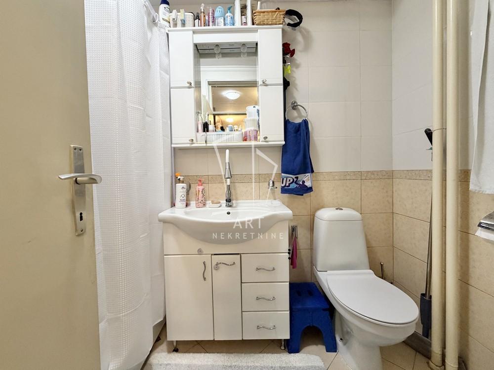 Stan na prodaju u Beogradu, Novi Beograd blok 45 (TC Enjub), dvosoban, 70m2, cena 250000 evra
