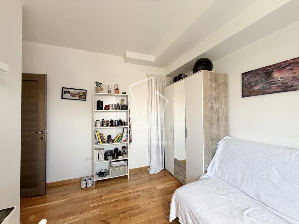 Stan na prodaju u Beogradu, Zemun, troiposoban, 68m2, cena 175000 evra