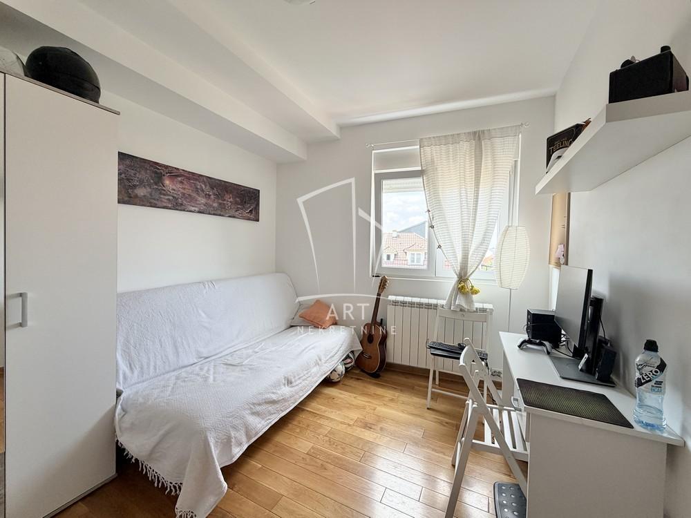 Stan na prodaju u Beogradu, Zemun, troiposoban, 68m2, cena 175000 evra
