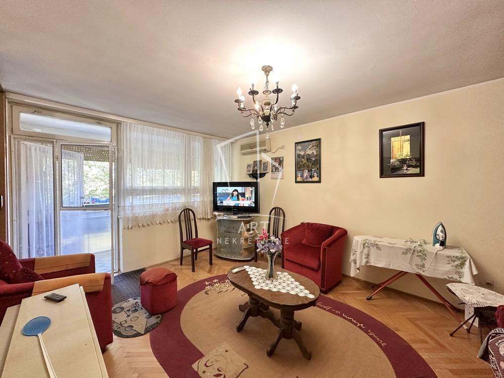Stan na prodaju u Beogradu, Borča, trosoban, 61m2, cena 119900 evra