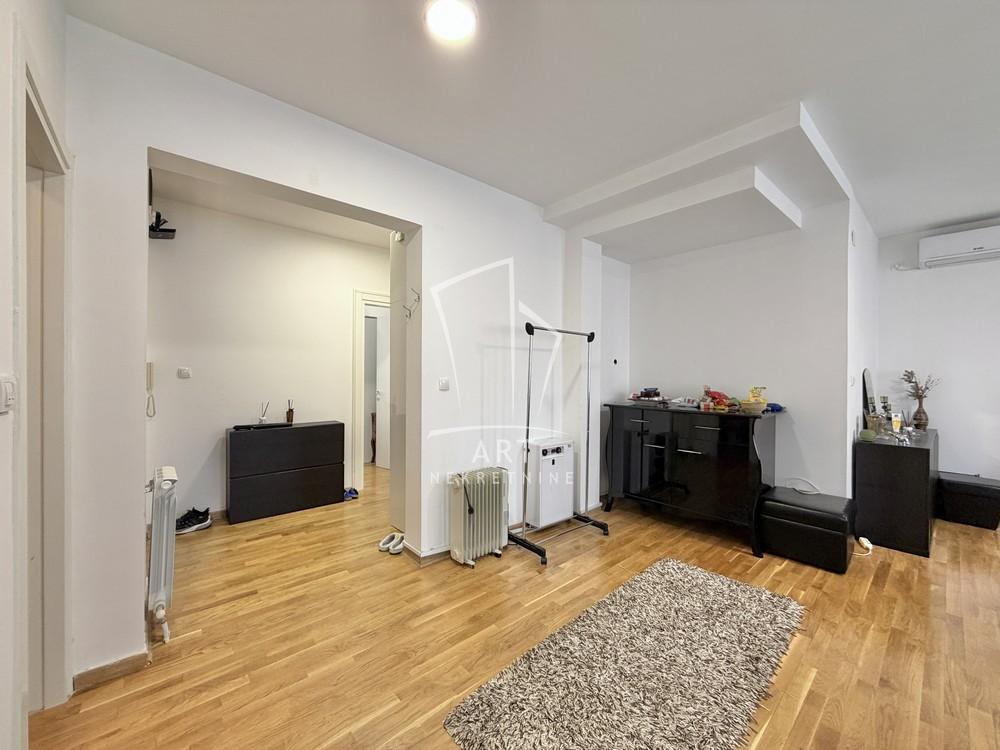 Stan na prodaju u Beogradu, Cvetkova pijaca, troiposoban, 74m2, cena 245000 evra