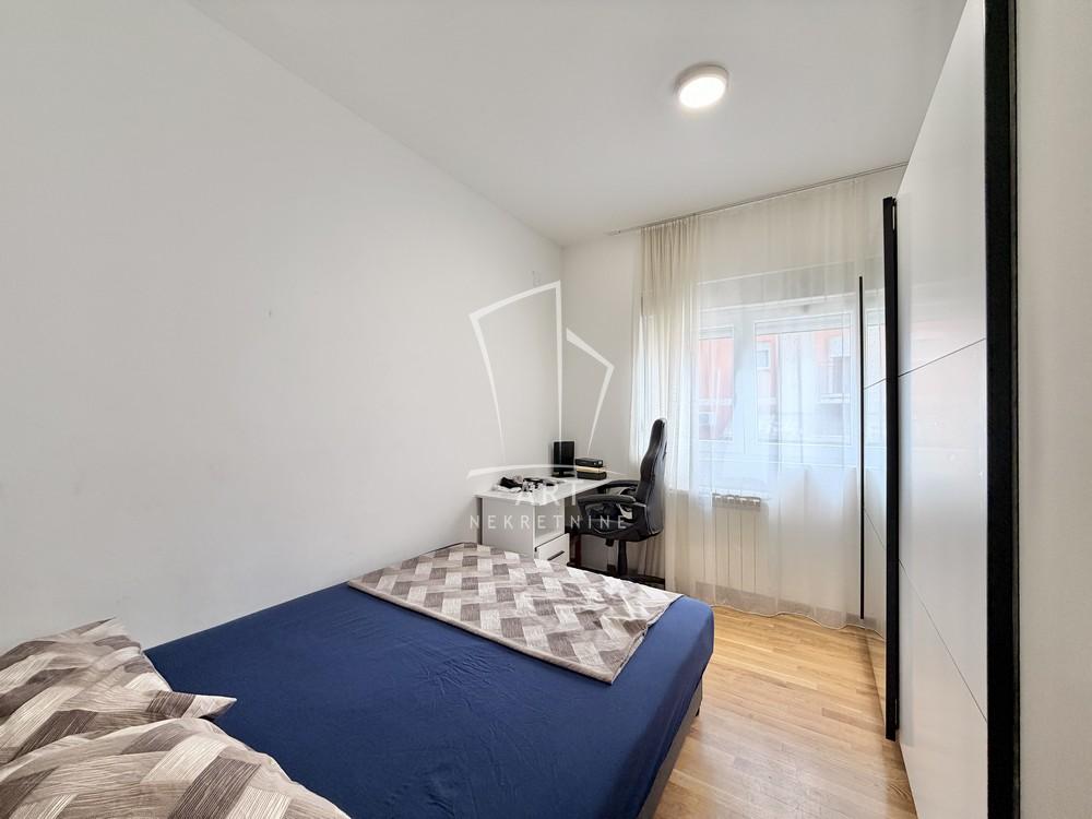 Stan na prodaju u Beogradu, Cvetkova pijaca, troiposoban, 74m2, cena 245000 evra