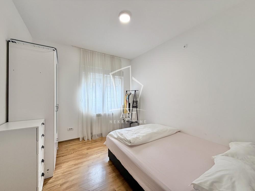 Stan na prodaju u Beogradu, Cvetkova pijaca, troiposoban, 74m2, cena 245000 evra