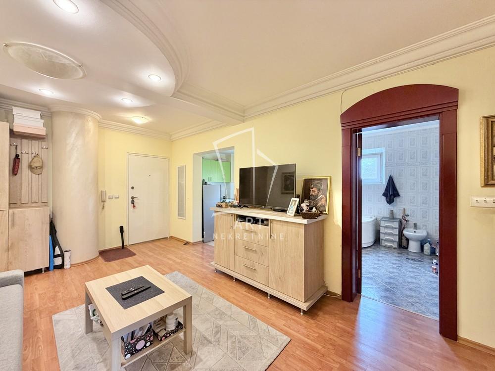 Stan na prodaju u Beogradu, Čukarica, trosoban, 77m2, cena 185000 evra