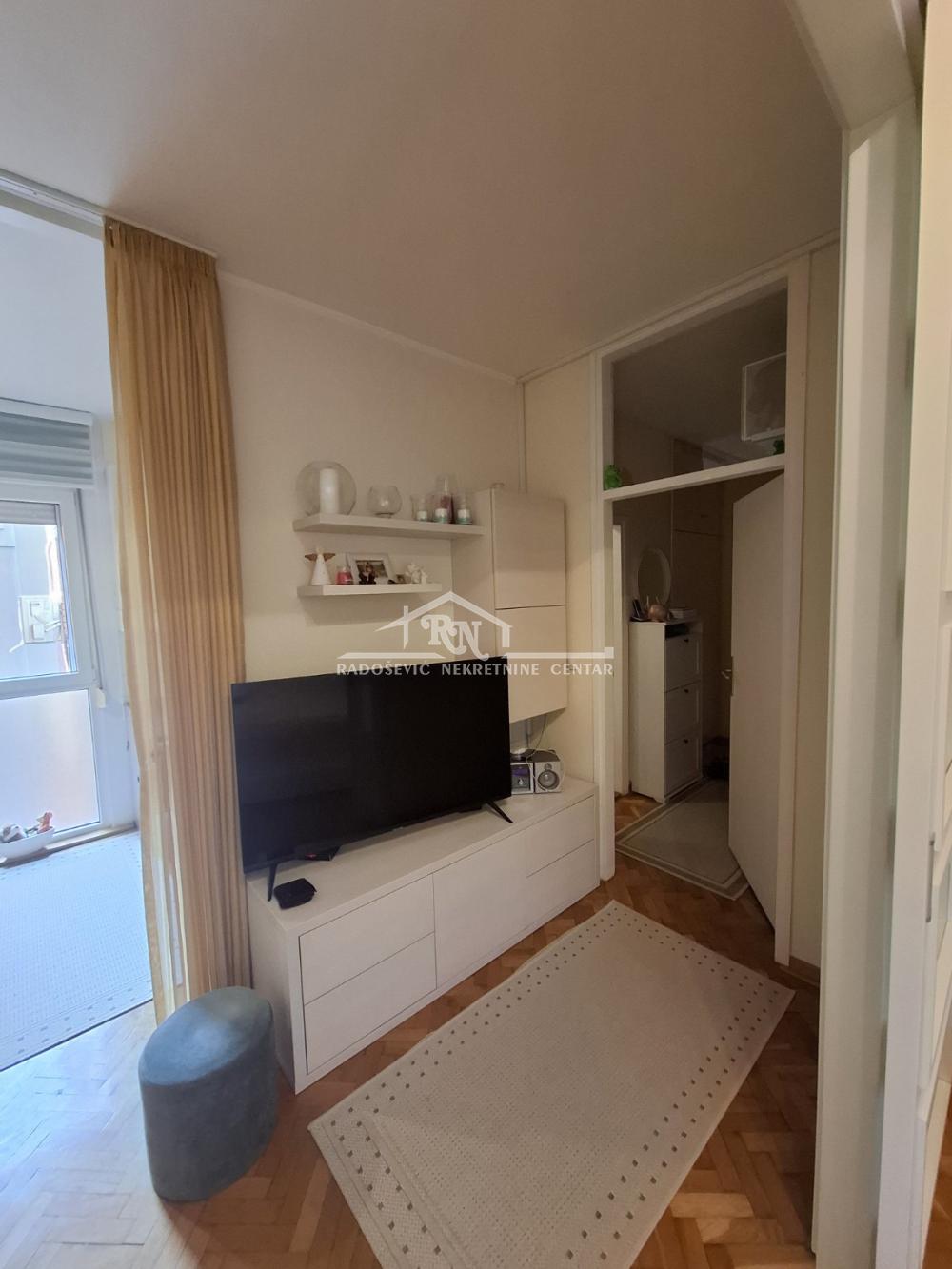 Stan na prodaju u Beogradu, Vukov spomenik, jednoiposoban, 38m2, cena 180000 evra