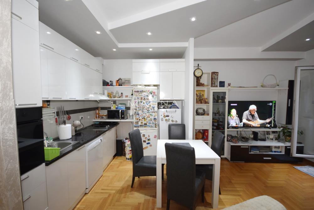 Stan na prodaju u Beogradu, Višnjička banja, troiposoban, 88m2, cena 232000 evra