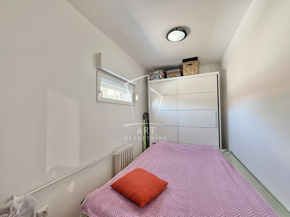 Stan na prodaju u Beogradu, Cvetkova pijaca, dvoiposoban, 52m2, cena 180000 evra