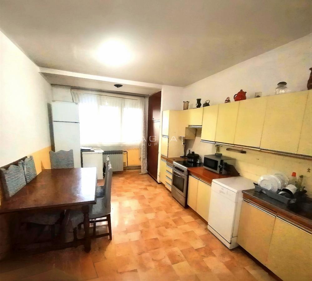 Stan na prodaju u Beogradu, Karaburma, trosoban, 72m2, cena 150000 evra