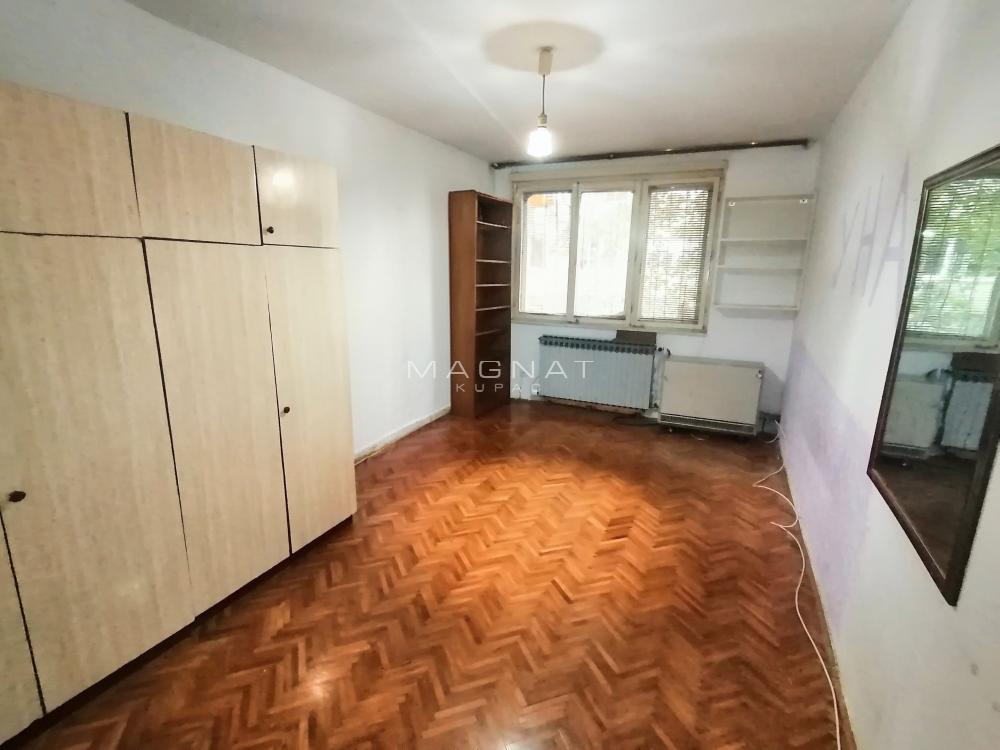 Stan na prodaju u Beogradu, Karaburma, trosoban, 72m2, cena 150000 evra