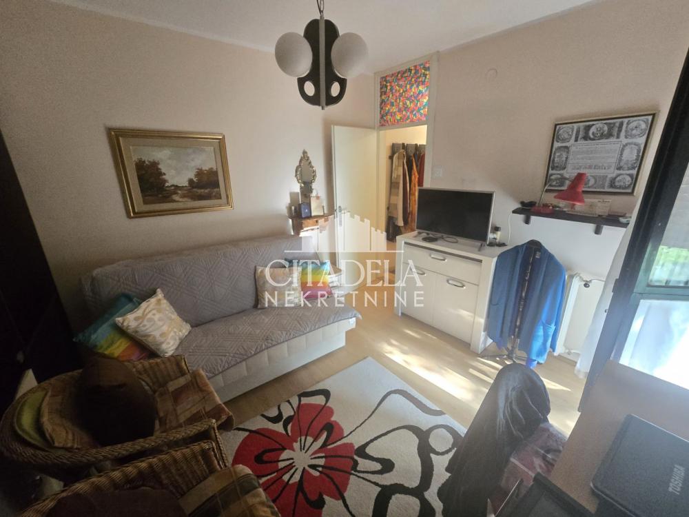 Stan na prodaju u Beogradu, Labudovo brdo, trosoban, 64m2, cena 160000 evra