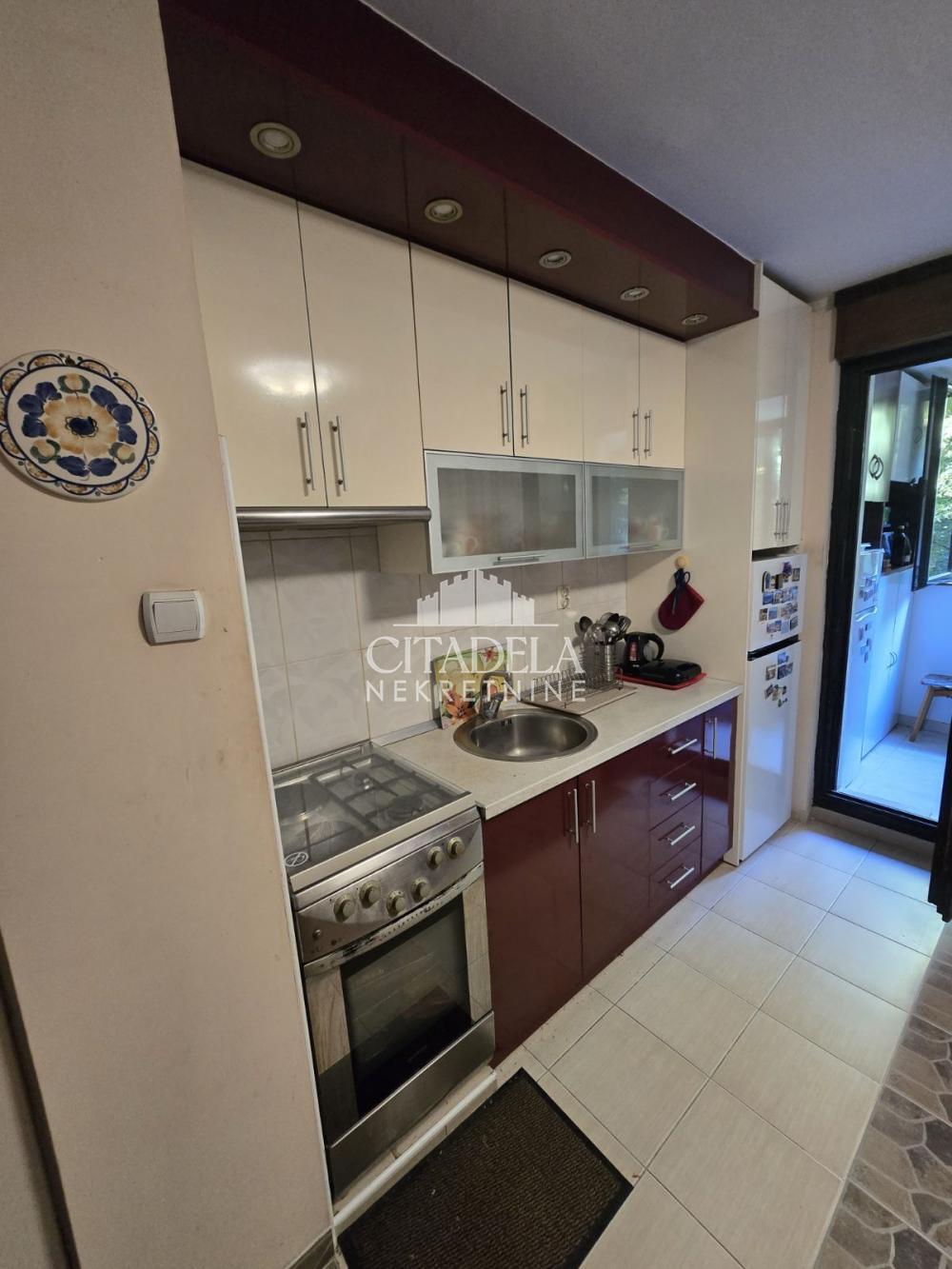 Stan na prodaju u Beogradu, Labudovo brdo, trosoban, 64m2, cena 160000 evra