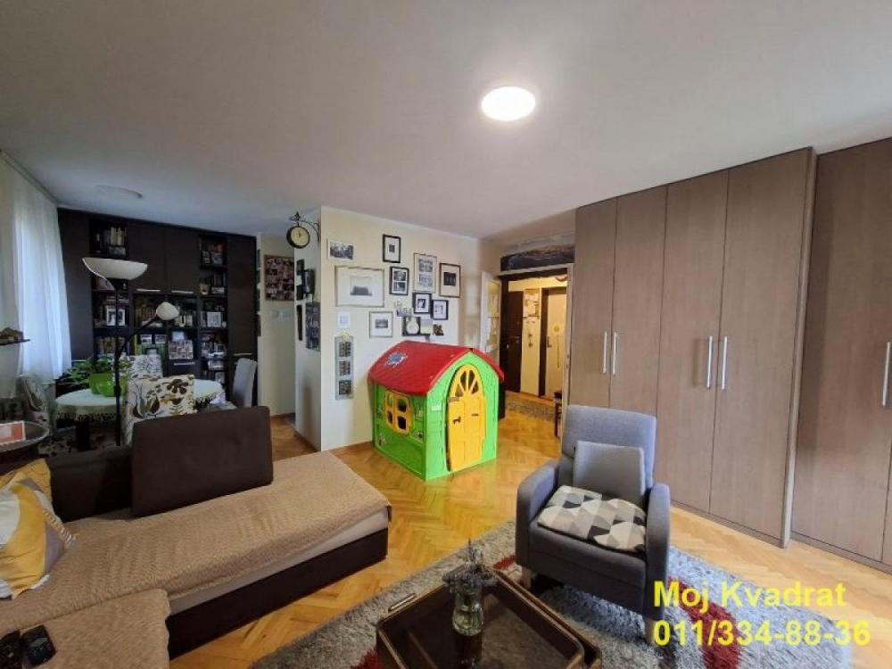 Stan na prodaju u Beogradu, Karaburma, trosoban, 70m2, cena 179900 evra