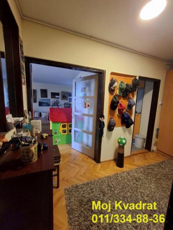 Stan na prodaju u Beogradu, Karaburma, trosoban, 70m2, cena 179900 evra