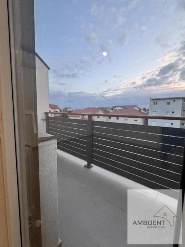 Stan na prodaju u Beogradu, Surčin, jednoiposoban, 40m2, cena 115000 evra