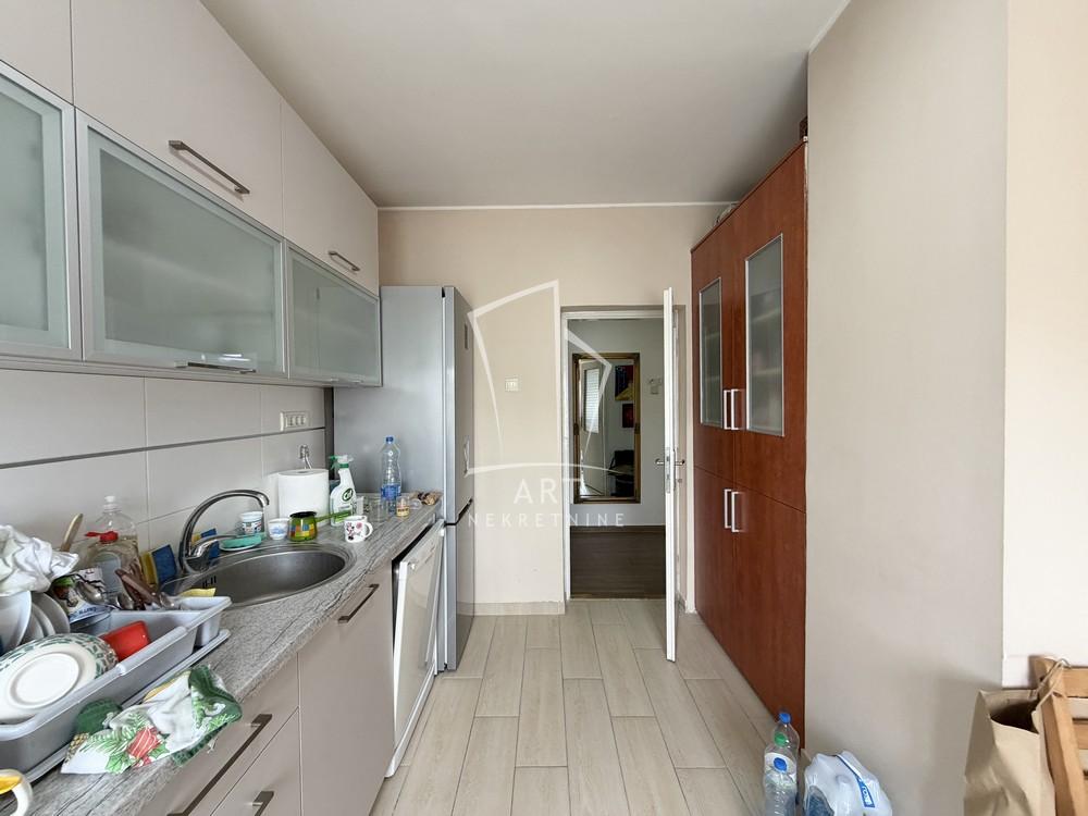 Stan na prodaju u Beogradu, Karaburma, cetvorosoban, 83m2, cena 198000 evra