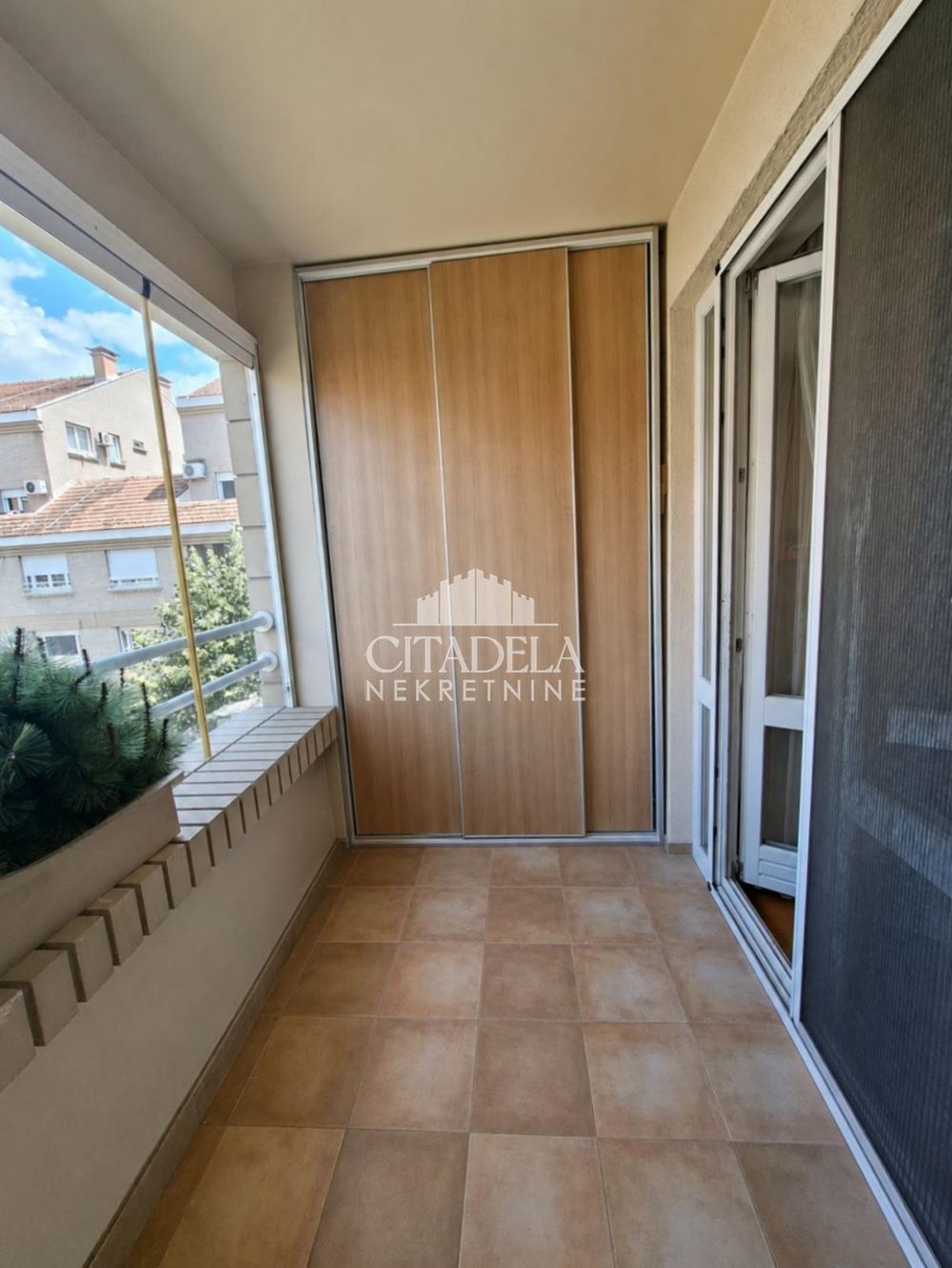 Stan na prodaju u Beogradu, Novi Beograd, troiposoban, 90m2, cena 337500 evra