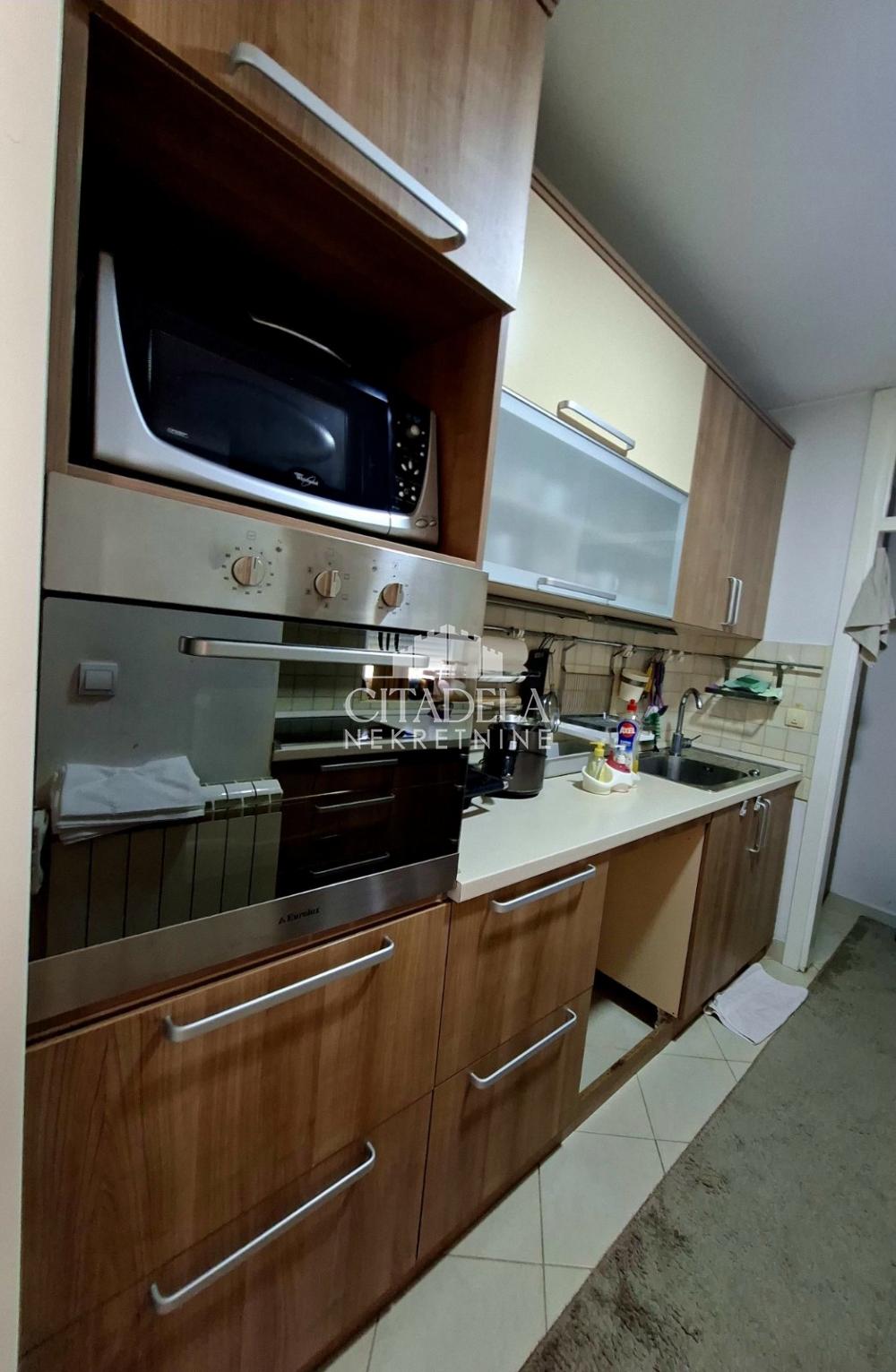 Stan na prodaju u Beogradu, Novi Beograd, troiposoban, 90m2, cena 337500 evra
