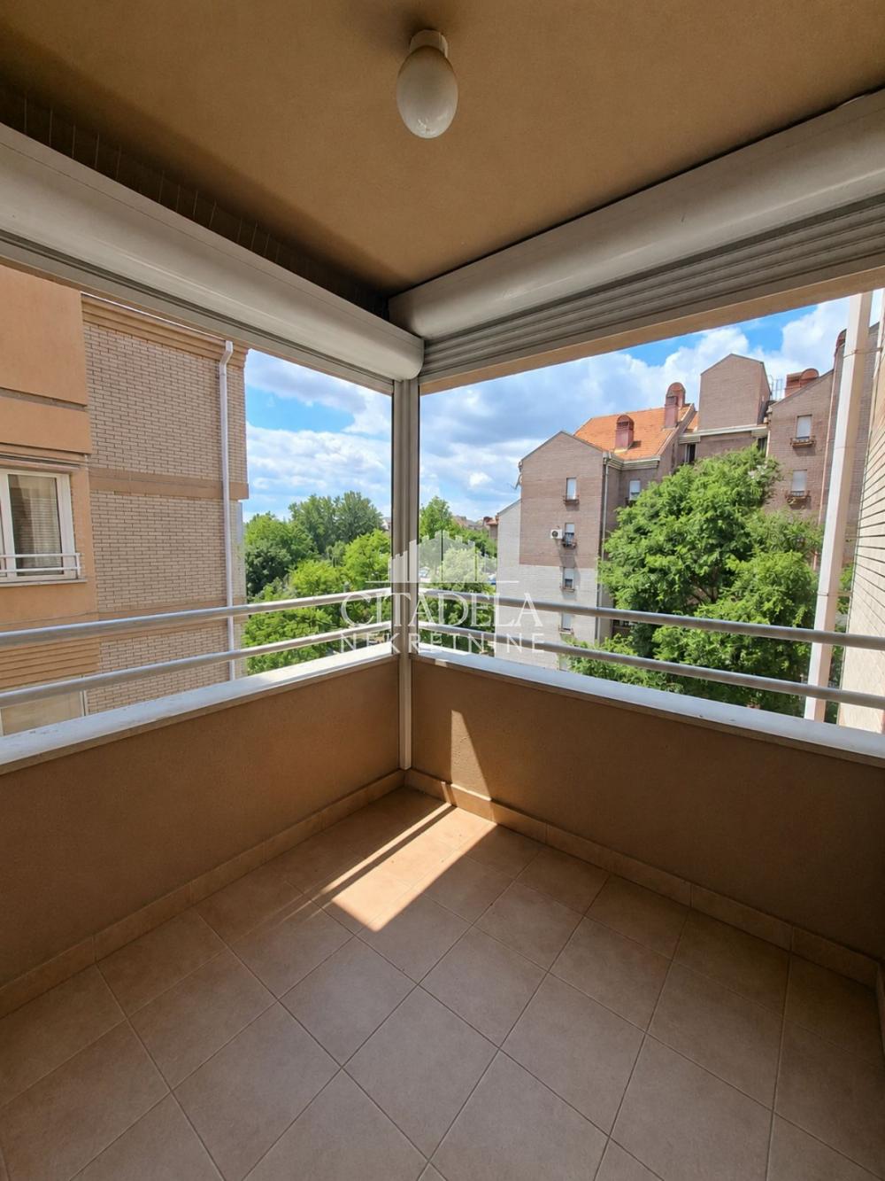 Stan na prodaju u Beogradu, Novi Beograd, troiposoban, 90m2, cena 337500 evra