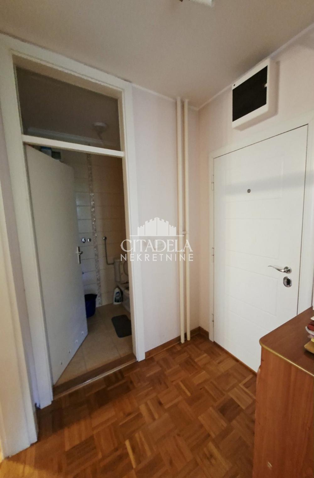 Stan na prodaju u Beogradu, Novi Beograd, troiposoban, 90m2, cena 337500 evra