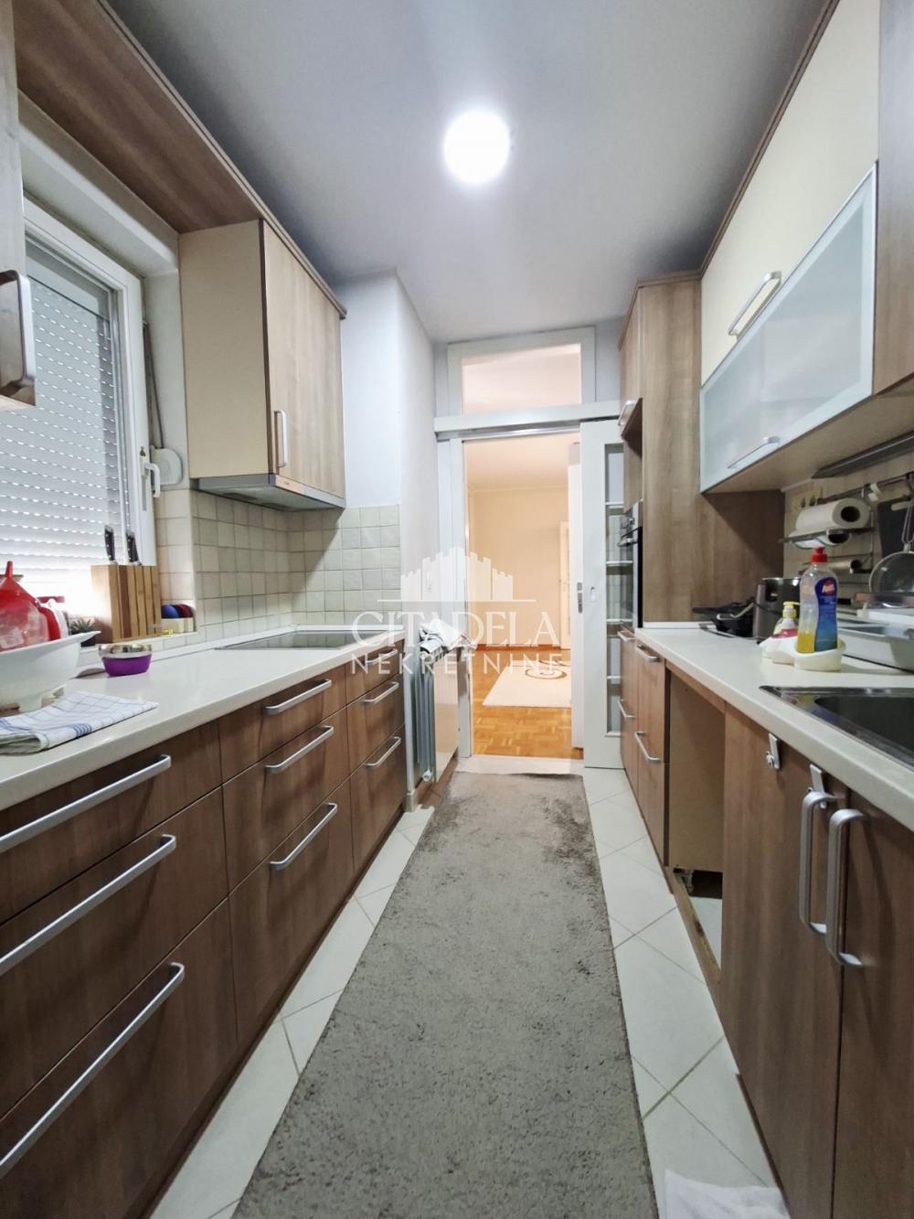 Stan na prodaju u Beogradu, Novi Beograd, troiposoban, 90m2, cena 337500 evra