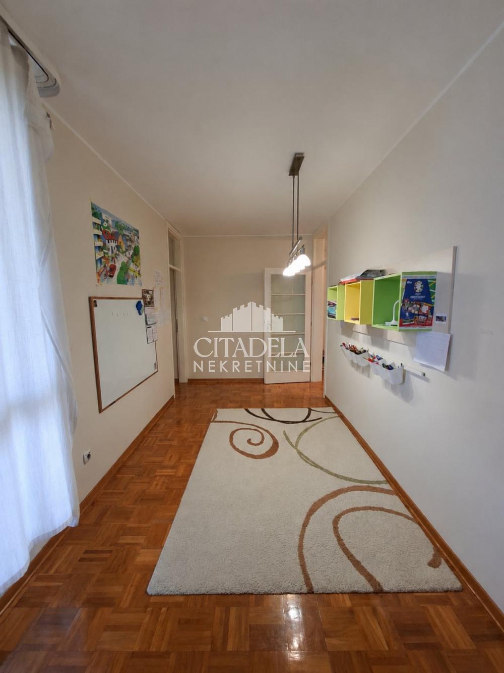 Stan na prodaju u Beogradu, Novi Beograd, troiposoban, 90m2, cena 337500 evra