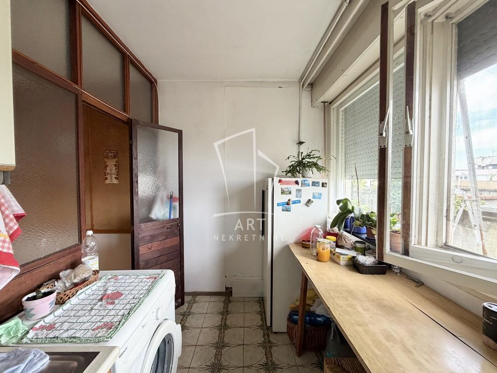 Stan na prodaju u Beogradu, Zemun, trosoban, 67m2, cena 380000 evra