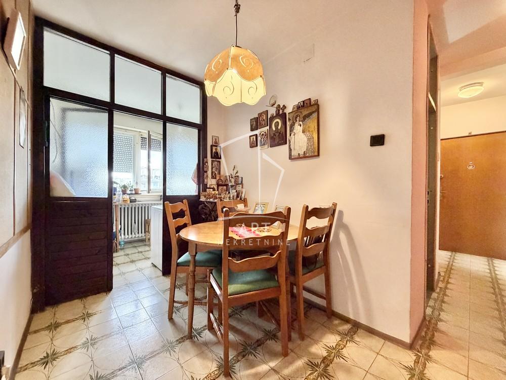 Stan na prodaju u Beogradu, Zemun, trosoban, 67m2, cena 380000 evra