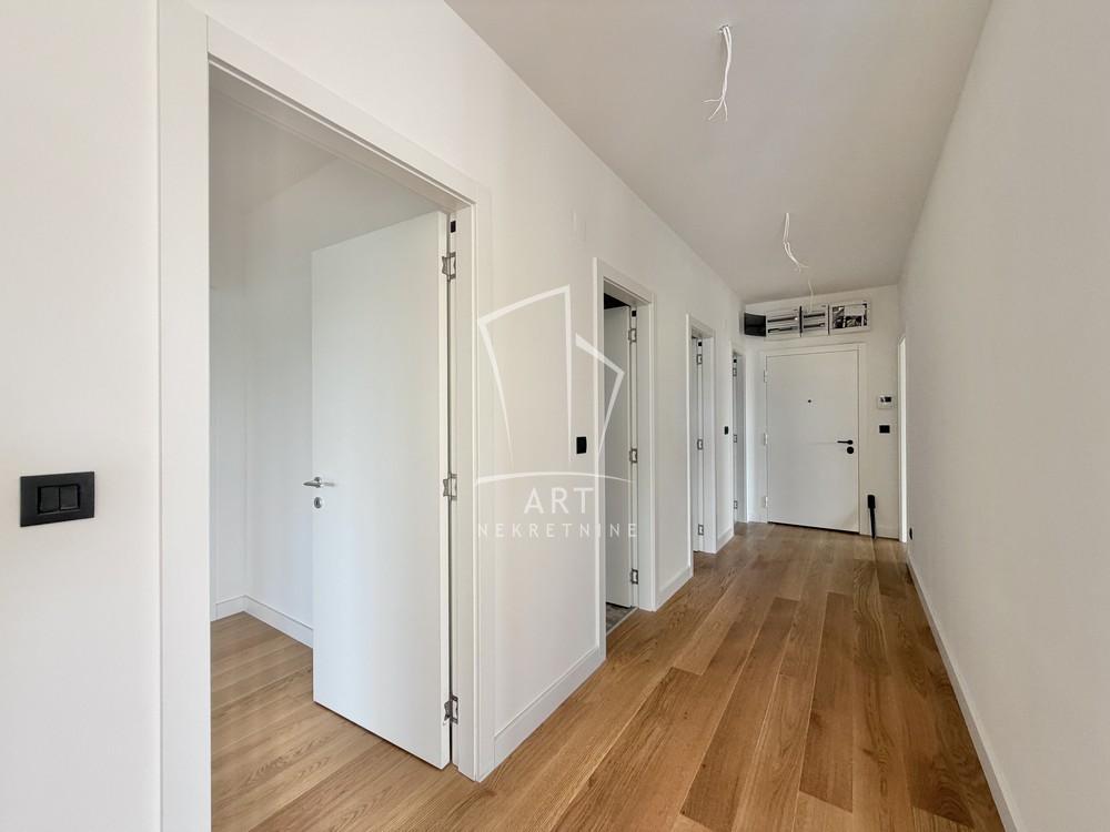 Stan na prodaju u Beogradu, Činovnička kolonija, 220m2, cena 907500 evra