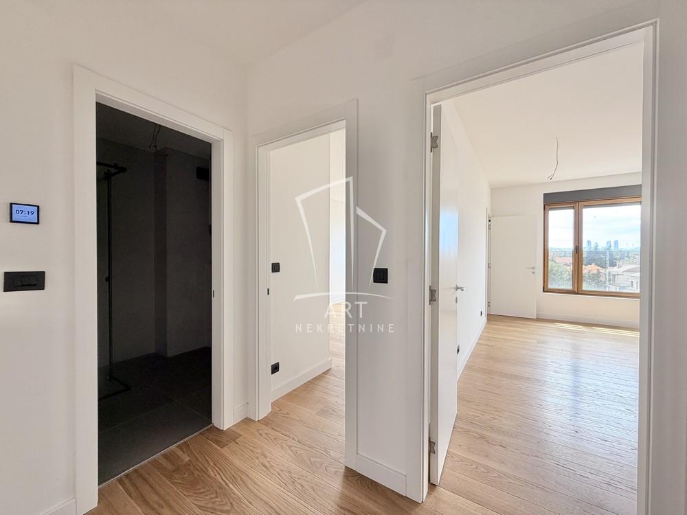 Stan na prodaju u Beogradu, Činovnička kolonija, 220m2, cena 907500 evra