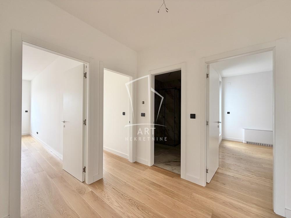 Stan na prodaju u Beogradu, Činovnička kolonija, 220m2, cena 907500 evra