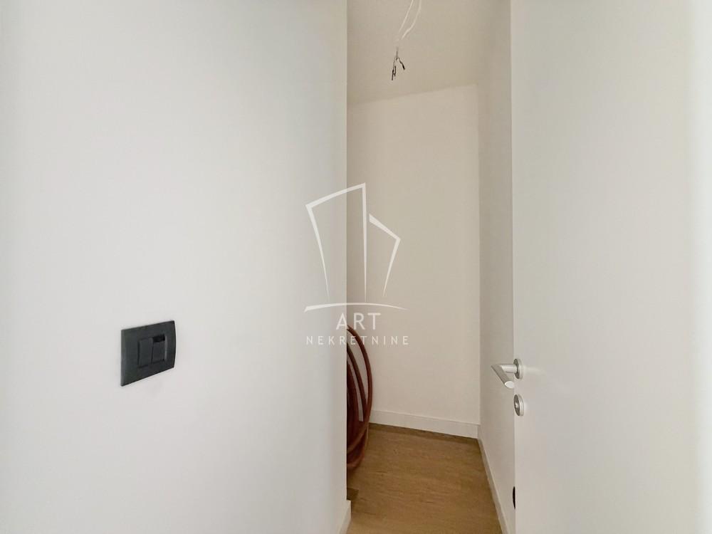 Stan na prodaju u Beogradu, Činovnička kolonija, 220m2, cena 907500 evra