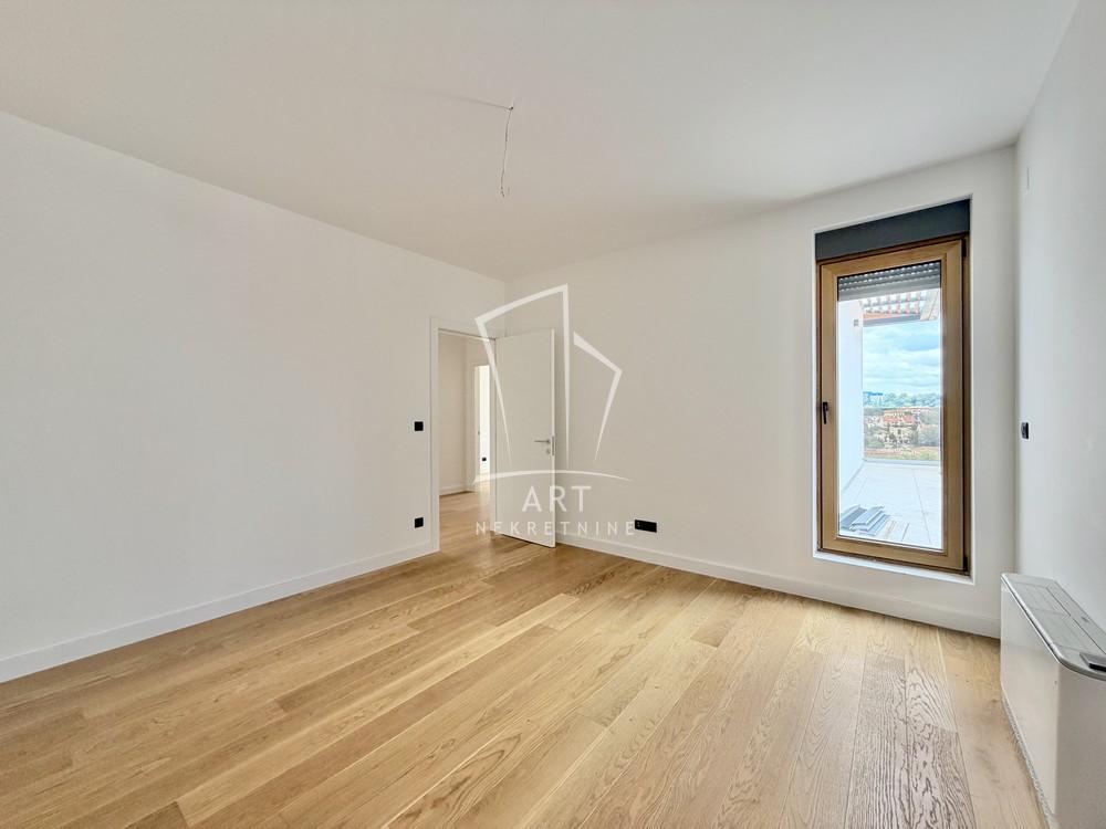 Stan na prodaju u Beogradu, Činovnička kolonija, 220m2, cena 907500 evra