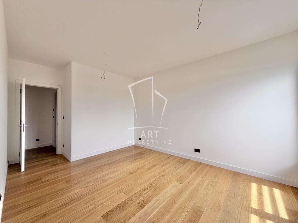 Stan na prodaju u Beogradu, Činovnička kolonija, 220m2, cena 907500 evra