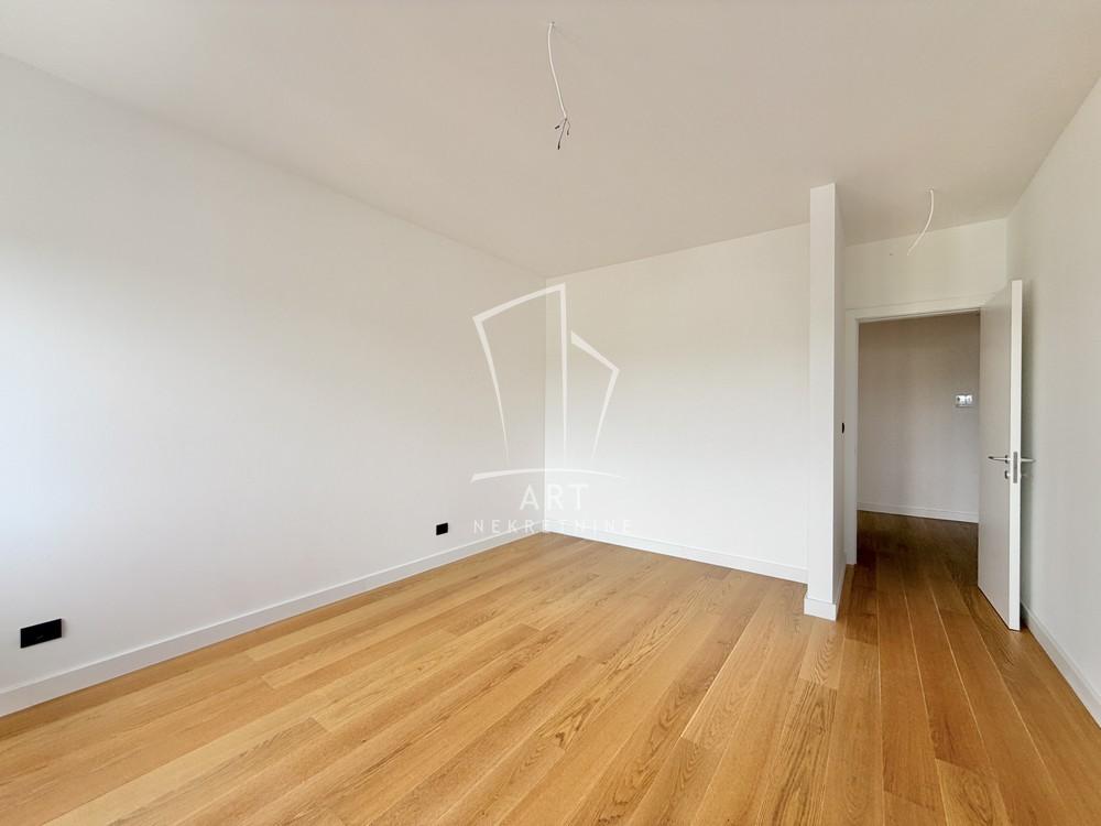Stan na prodaju u Beogradu, Činovnička kolonija, 220m2, cena 907500 evra