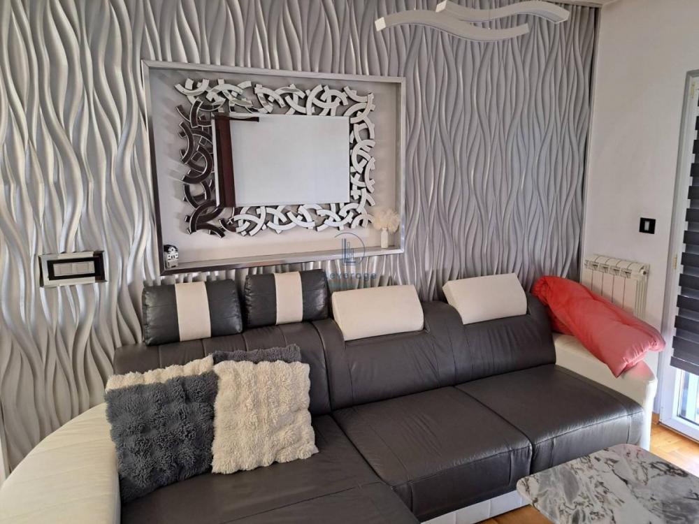 Stan na prodaju u Beogradu, Cvetanova ćuprija, trosoban, 100m2, cena 295000 evra