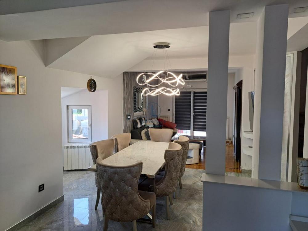 Stan na prodaju u Beogradu, Cvetanova ćuprija, trosoban, 100m2, cena 295000 evra