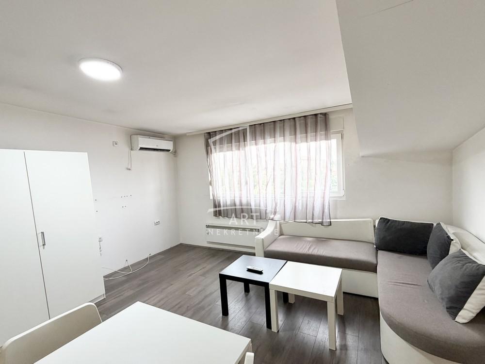 Stan na prodaju u Beogradu, Borča, trosoban, 59m2, cena 148000 evra