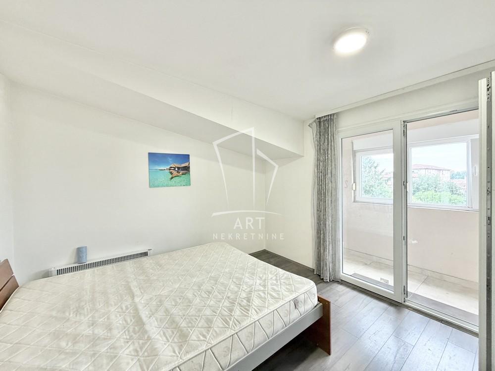 Stan na prodaju u Beogradu, Borča, trosoban, 59m2, cena 148000 evra