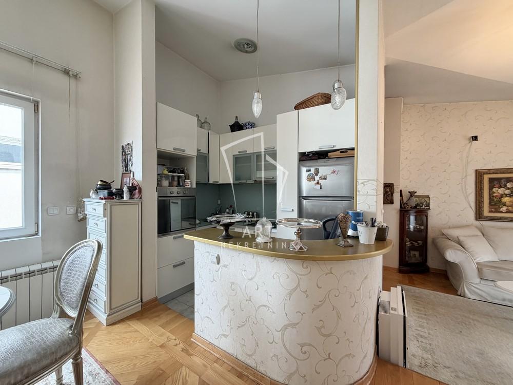 Stan na prodaju u Beogradu, Đeram pijaca, dvosoban, 77m2, cena 316000 evra