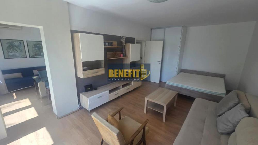 Stan na prodaju u Beogradu, Novi Beograd blok 70 (Kineski TC), jednoiposoban, 41m2, cena 176000 evra