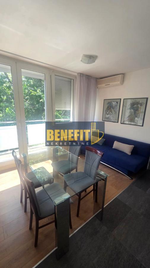 Stan na prodaju u Beogradu, Novi Beograd blok 70 (Kineski TC), jednoiposoban, 41m2, cena 176000 evra