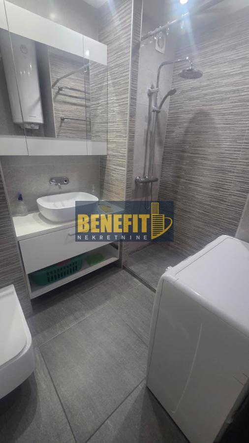 Stan na prodaju u Beogradu, Novi Beograd blok 70 (Kineski TC), jednoiposoban, 41m2, cena 176000 evra